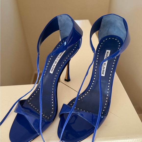 Manolo Blahnik “Chaos” ankle strap sandal in striking cobalt blue patent leather - Picture 5 of 10